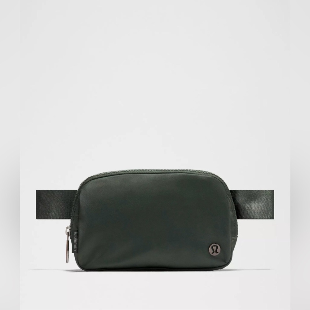 lululemon athletica Everywhere Belt Bag in Forest Green